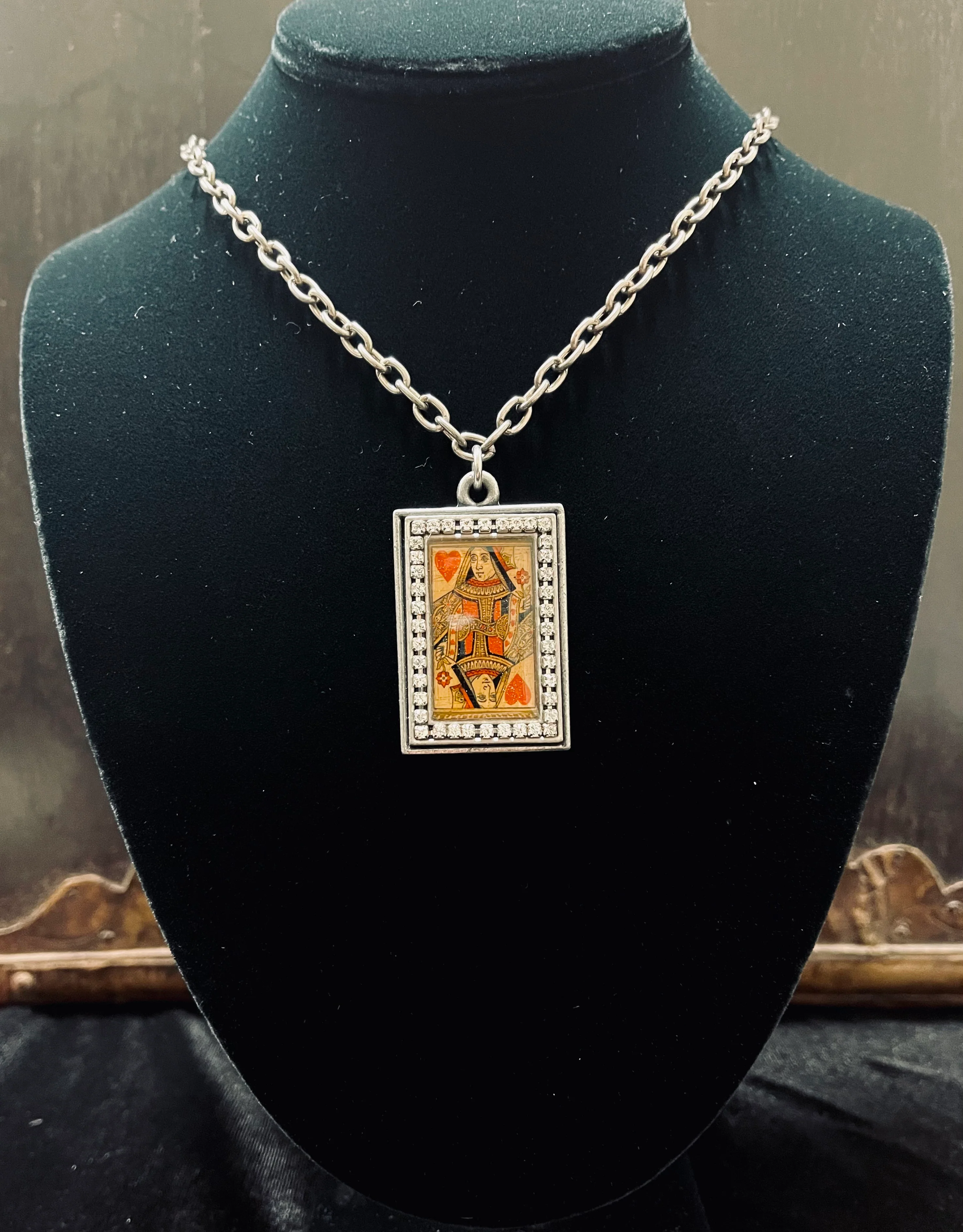 QUEEN OF HEARTS BLING NECKLACE - Image 3