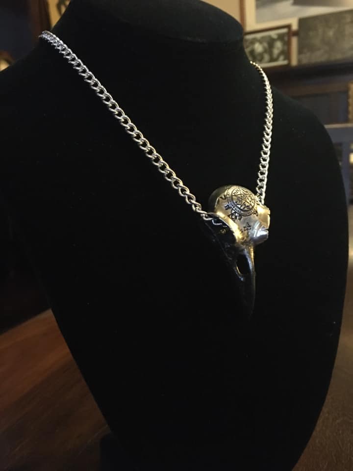 RAVEN SKULL ON CHAIN - Image 4