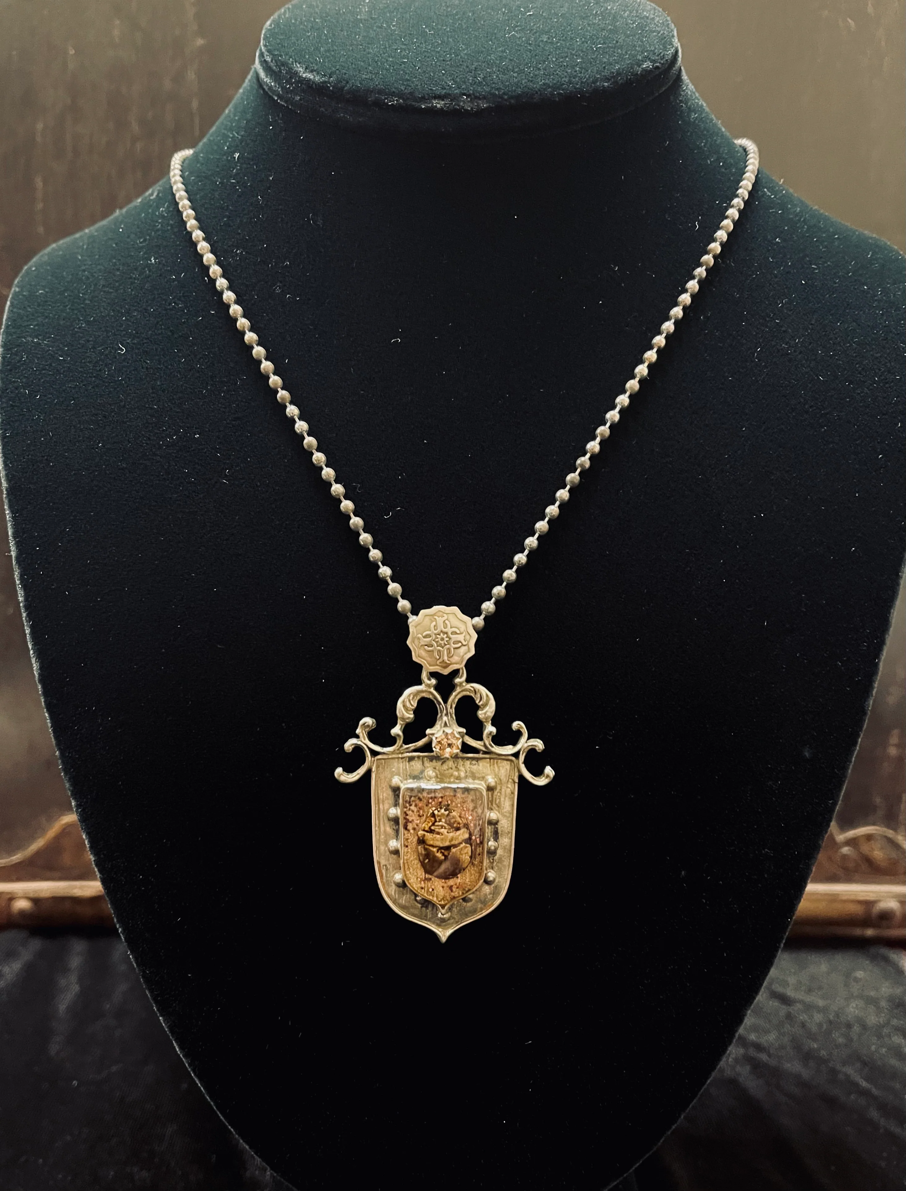 SACRED HEART MEDALLION NECKLACE - Image 3