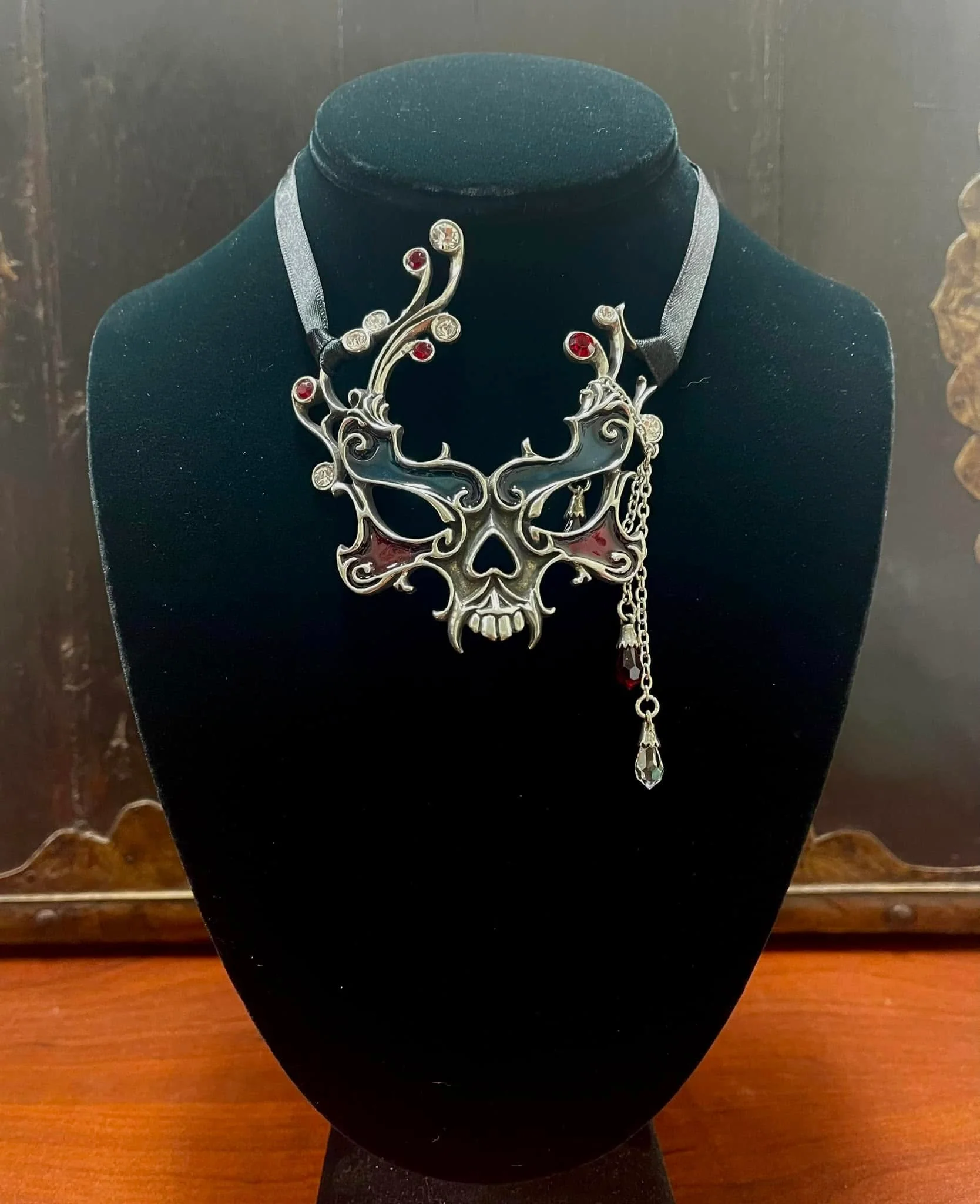 THE MASQUERADE NECKLACE - Image 3