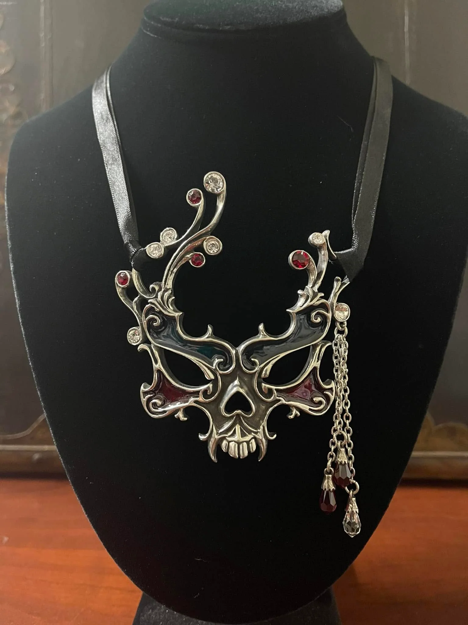THE MASQUERADE NECKLACE - Image 4